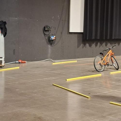 Radfahrübung in der Halle