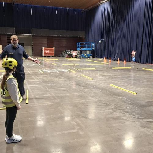 Radfahrübung in der Halle