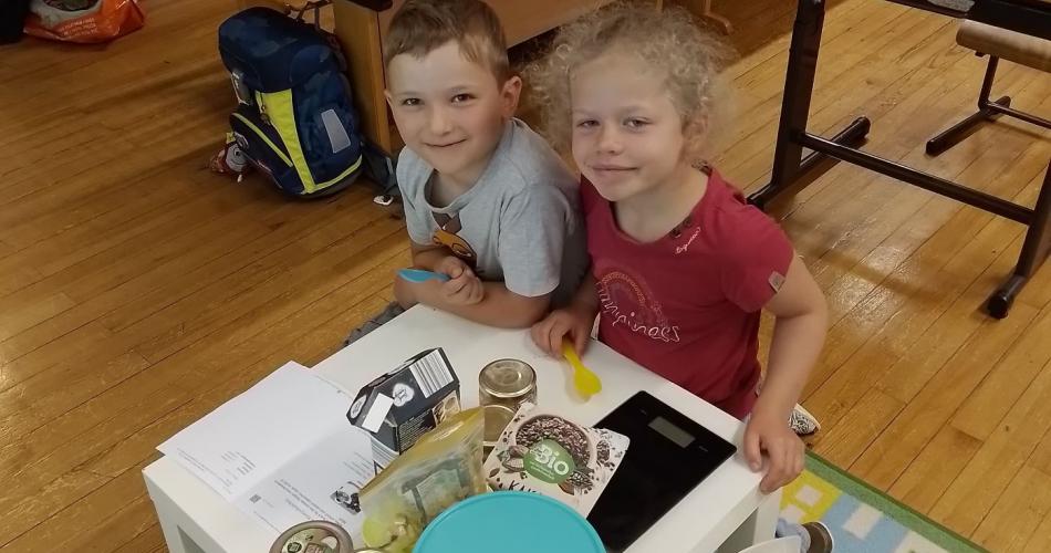 Kinder bereiten Energiebällchen zu