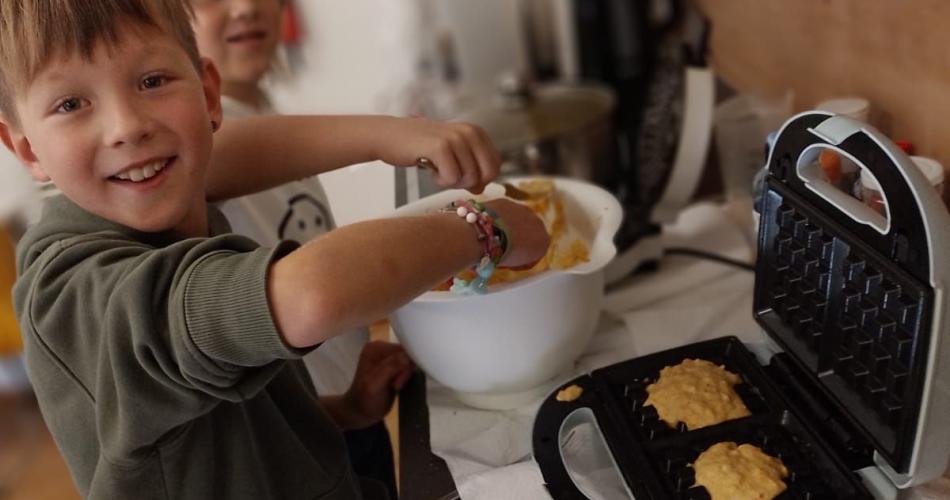 Kinder bereiten Gesunde Jause zu
