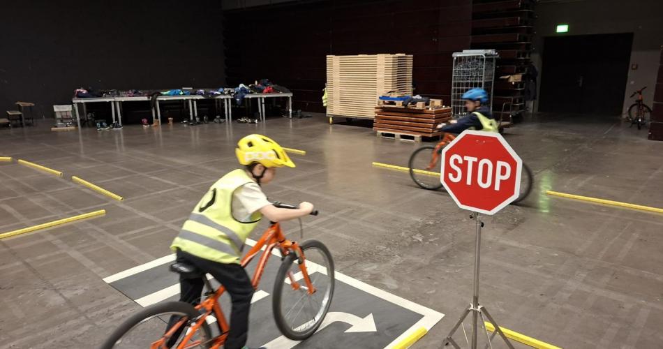 Radfahrübung in der Halle